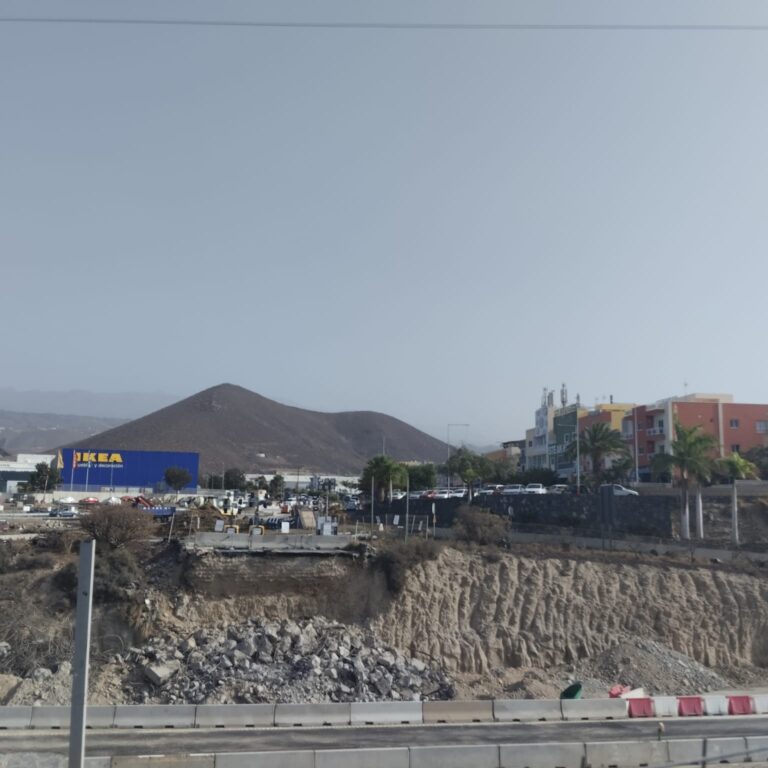 Demolición de uno de los puentes de la autopista TF-1 a la altura de Las Chafiras