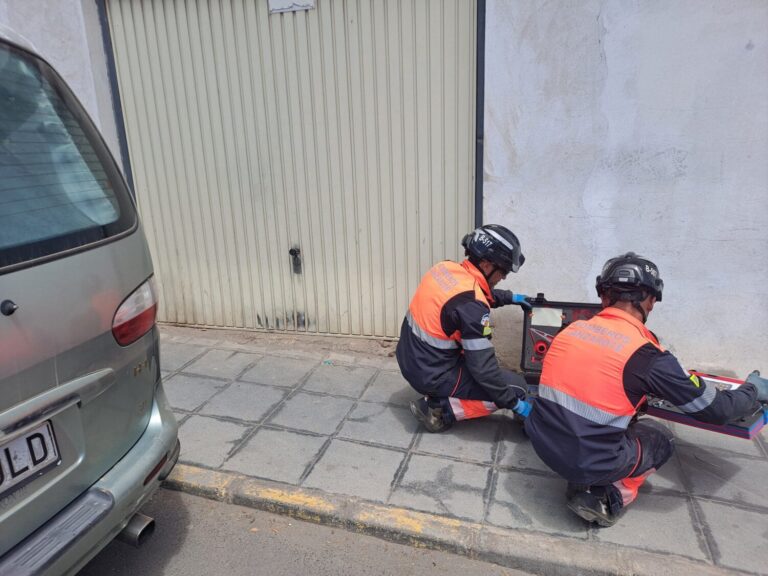 Rescatan a un gato en el interior de un almacén en Lanzarote