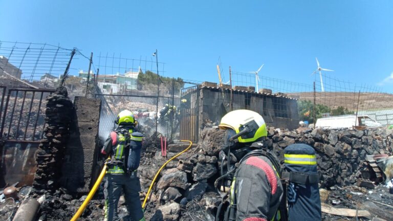 Incendio de un vehículo en un vertedero ilegal en Arinaga, Gran Canaria