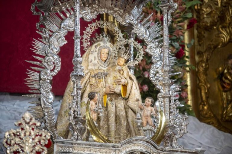 La Virgen del Pino recibe a los primeros peregrinos en Teror