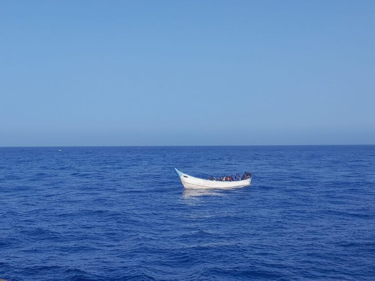 Se pierde el contacto con un cayuco con 150 personas que pedía ayuda a 735 Km de Canarias