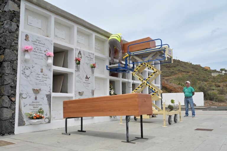 Enterrados en El Hierro los dos migrantes fallecidos que llegaron el viernes