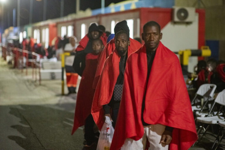 Salvamento rescata una embarcación con 58 personas cerca de Fuerteventura