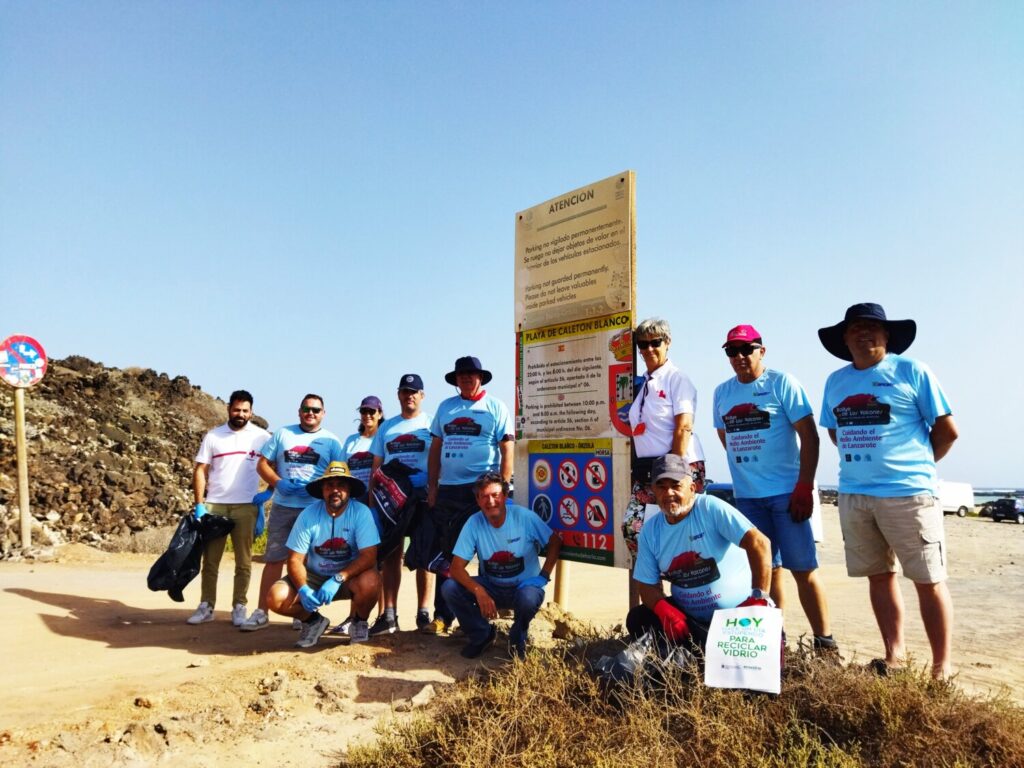 Rallye Isla de los Volcanes limpia la Playa del Caletón Blanco en Lanzarote
