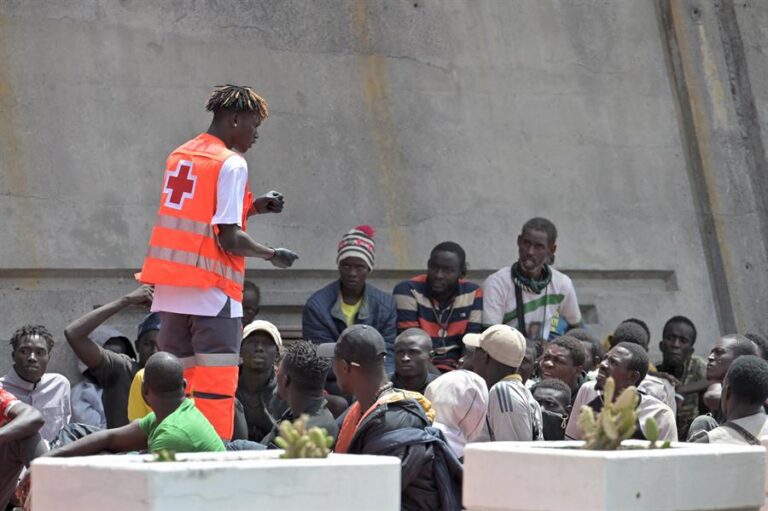 Sánchez llega a Mauritania para aumentar la colaboración ante la presión migratoria