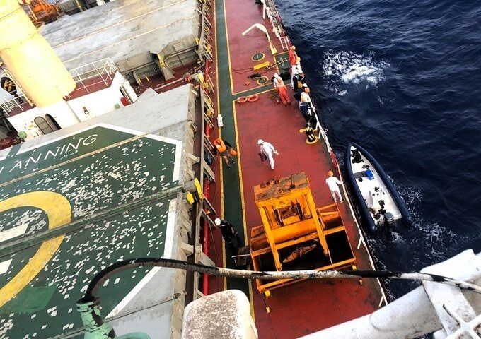Rescatan a tres pescadores a la deriva a 320 millas de El Hierro
