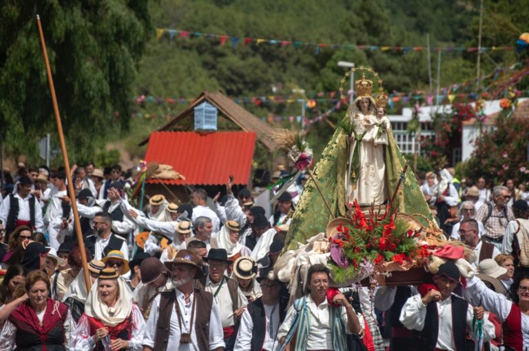 Miles de personas acompañaron a la Virgen del Pino en la Romería de El Paso