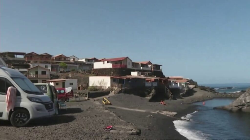 Vecinos de Fuencaliente afectados por la Ley de Costas han decidido recurrir a la UE en un esfuerzo por evitar el derribo de sus viviendas