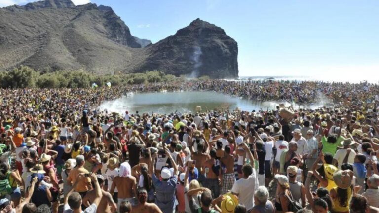 Miles de personas asisten a la Fiesta del Charco en la Aldea de San Nicolás