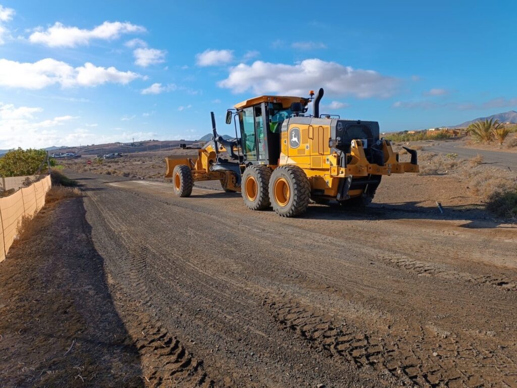 El PP pide la ejecución inmediata del asfaltado de los caminos rurales de Tuineje. (Archivo) El tercer tren de recebe del Cabildo de Fuerteventura ha comenzado los trabajos de mejora en los caminos de la localidad de Juan Gopar, en el municipio de Tuineje/ CABILDO DE FUERTEVENTURA. 