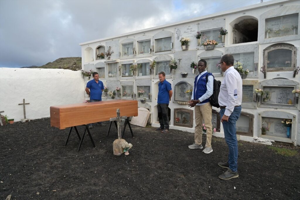 Varias personas entierran un ataúd, a 30 de septiembre de 2024, en Valverde, El Hierro, Canarias (España) / Europa Press 