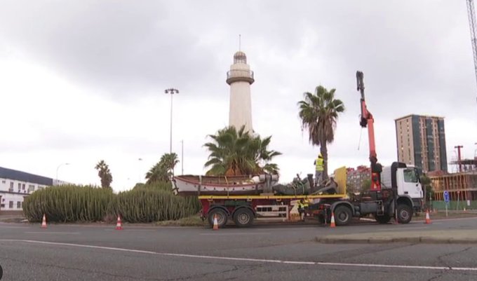 Demolido el faro de la Plaza de Belén María en Las Palmas de Gran Canaria por la obra de soterramiento