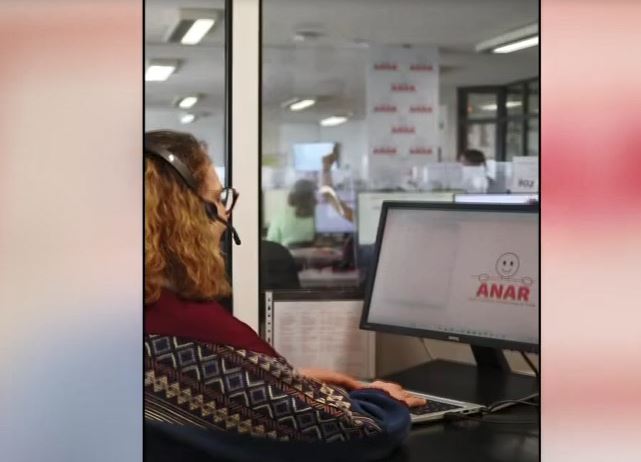 ANAR, la fundación que ayuda a los menores migrantes por teléfono