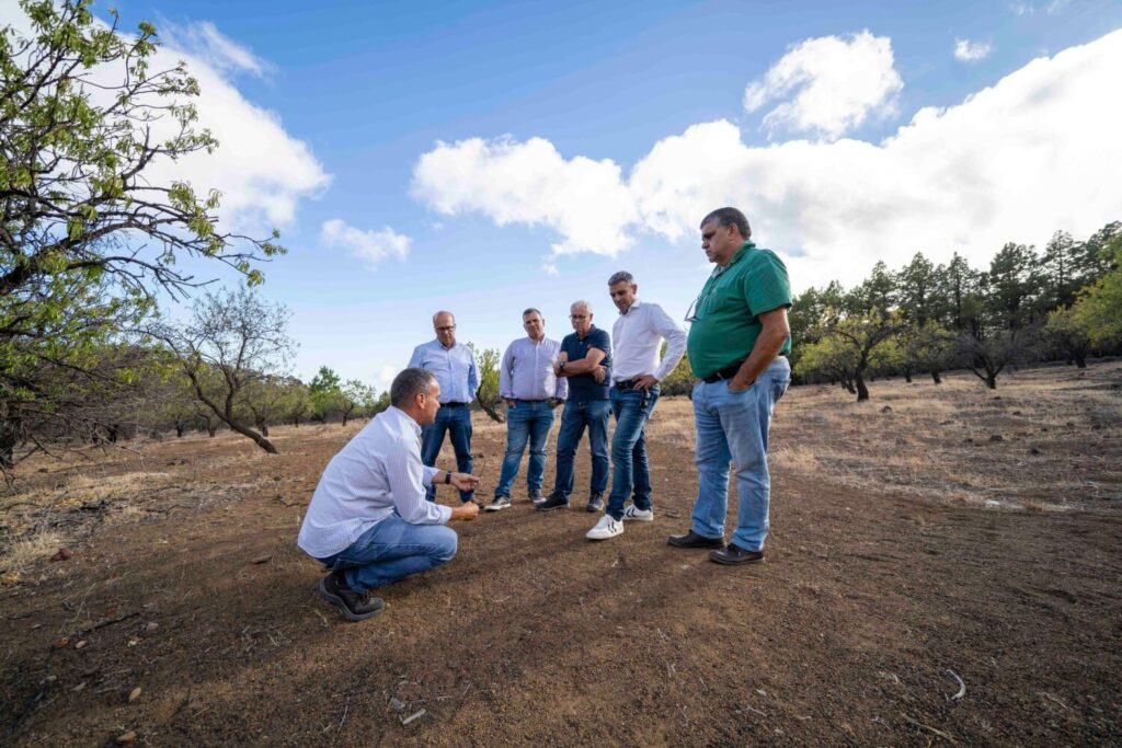 Promueven la recuperación de higueras y almendros en El HierroEn la imagen, Narvay Quintero junto a los miembros de la asociación de Higueras y Almendras “Vérote”