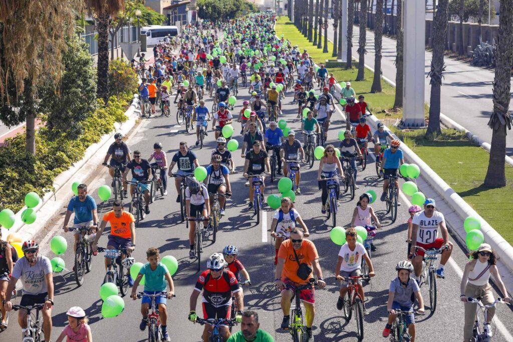 Cortes y desvío en Las Palmas de Gran Canaria por la Fiesta de Bici y el Día Sin Coches. Imagen de archivo de la Fiesta de la Bici congregó a miles de ciclistas por las calles de la capital grancanaria este domingo. Ayuntamiento de Las Palmas de Gran Canaria.