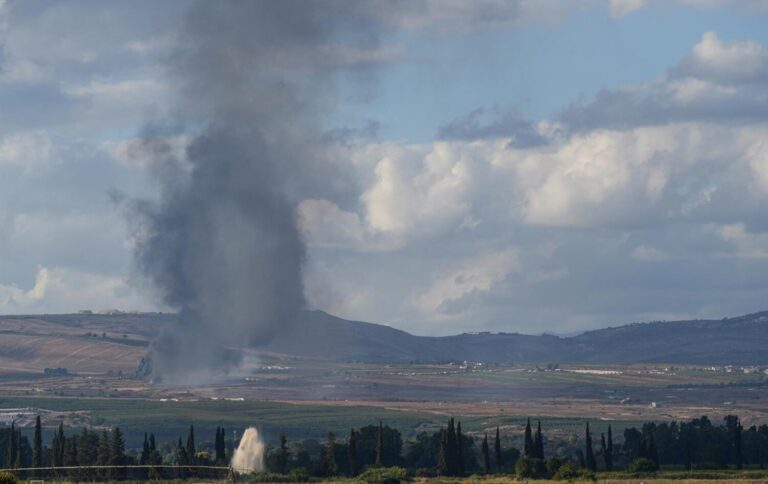 Israel bombardea un centenar de posiciones de Hezbolá en el sur de Líbano