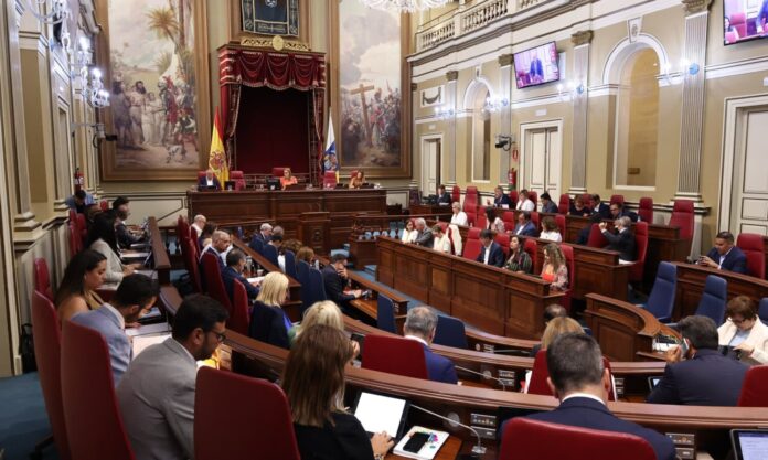 Pleno del Parlamento de Canarias. Imagen @parcan