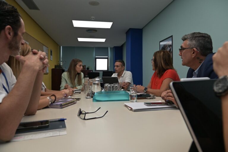 El director del SCS aborda, con la Gerencia Sanitaria de El Hierro, la asistencia sanitaria a migrantes en la isla