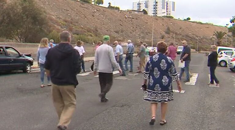 Los vecinos de Jinámar, en Gran Canaria, denuncian el mal estado de las carreteras