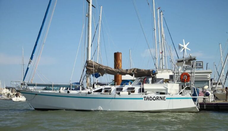 Rescatan a un marinero de un velero francés semihundido a 90 kilómetros de La Palma