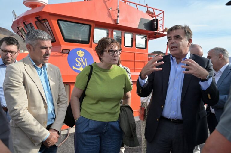 Margaritis Schinas comprueba de primera mano la realidad migratoria que vive El Hierro