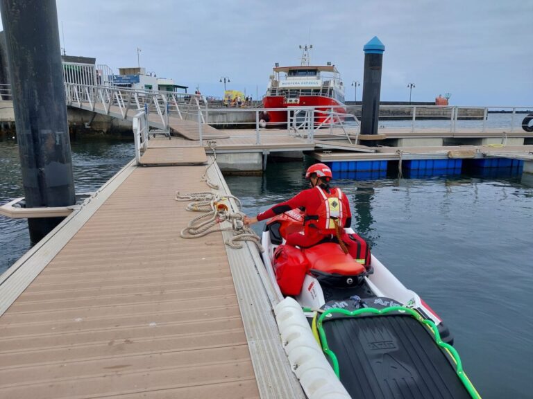 Rescate en la Playa del Risco de Famara (Lanzarote) por desprendimiento de rocas