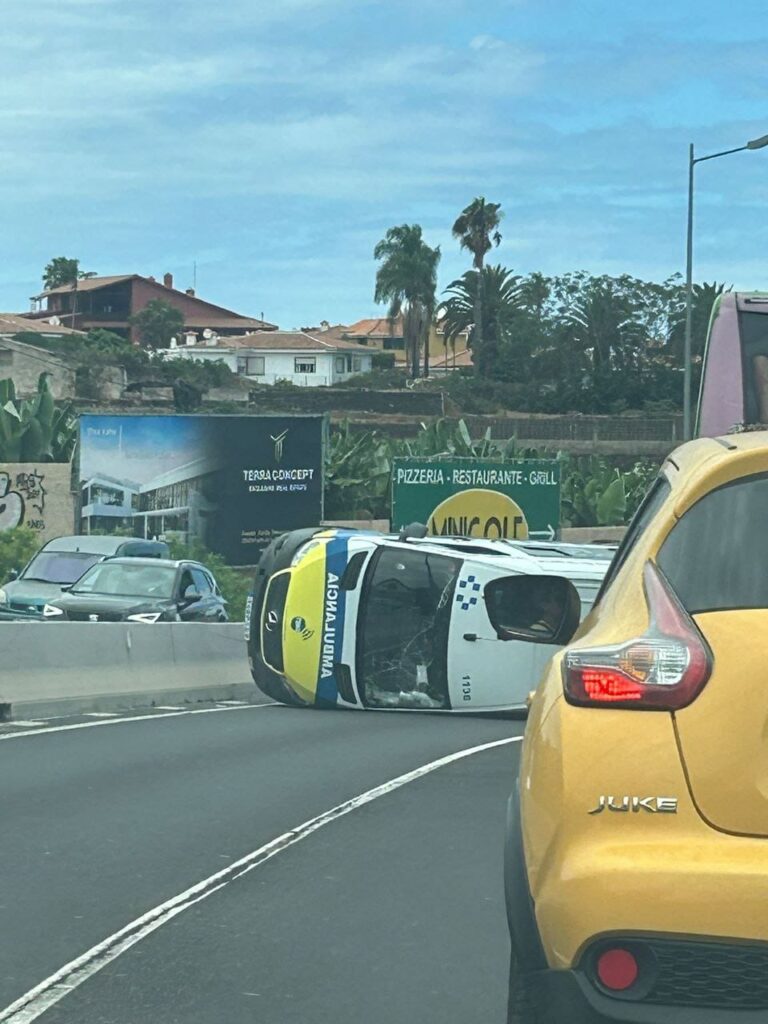 Vuelca una ambulancia del SUC en Puerto de La Cruz, en Tenerife