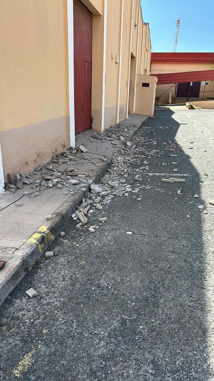 El IES Ingenio suspende las clases este viernes por el derrumbe de unas planchas del techo