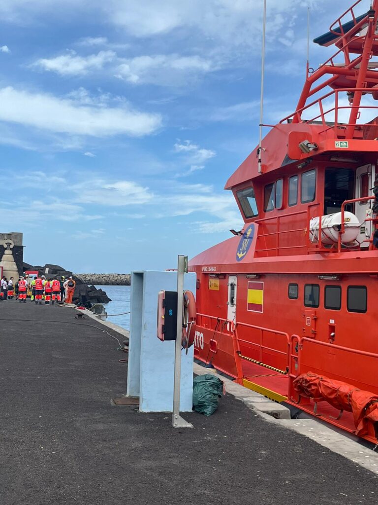 Llega a Los Cristianos un segundo cayuco con unas 64 personas a bordo