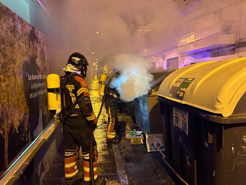 Incendio de un contenedor en calle la Niña del municipio lanzaroteño de Arrecife. Foto: Bomberos de Lanzarote