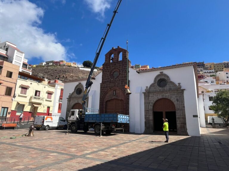 La campana más antigua de La Gomera vuelve a la isla tras su restauración
