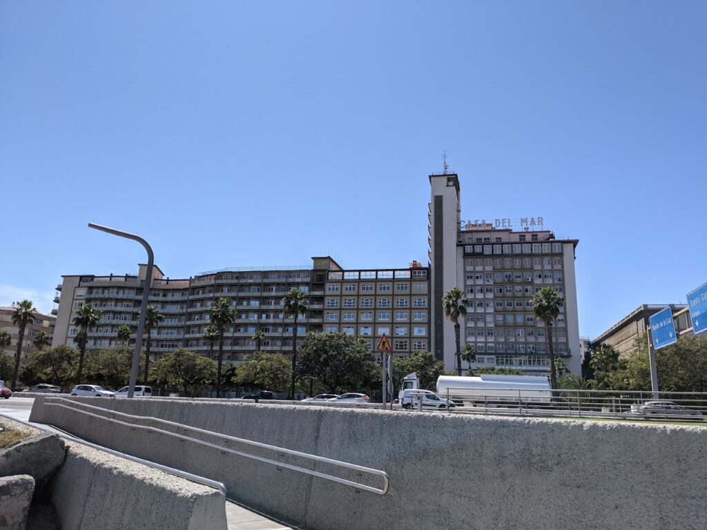 Un incendio registrado este viernes en la Casa del Mar, ubicada en la calle León y Castillo de Las Palmas de Gran Canaria, obligó a evacuar el edificio