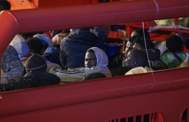 50 migrantes localizados en una neumática al este de Lanzarote