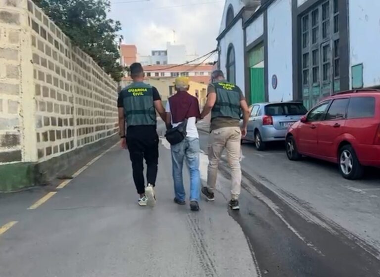 La Guardia Civil detiene al autor de abusos sexuales en el interior de varias guaguas en Gran Canaria