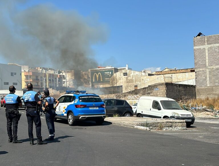 Susto en el barrio tinerfeño de Taco por un incendio en un solar abandonado