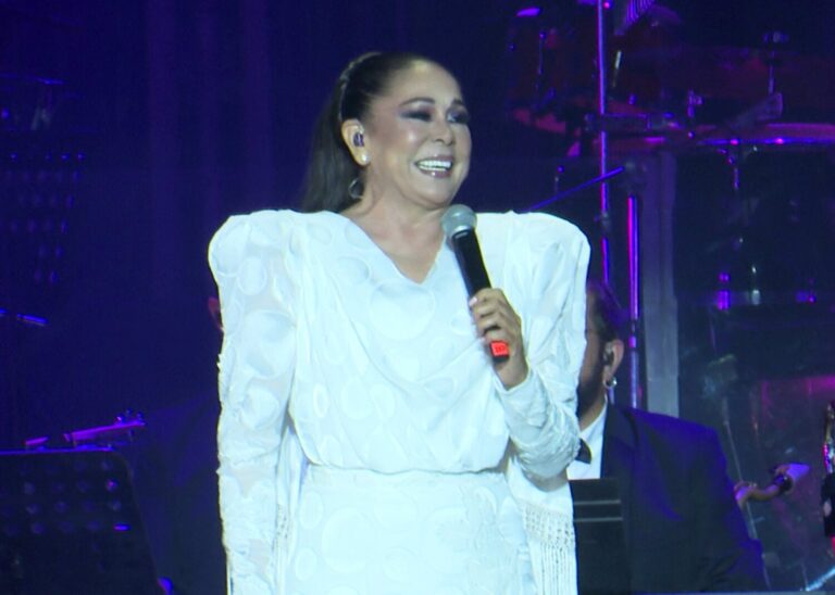 Isabel Pantoja reúne a más de 7.000 personas en el Recinto Ferial de Tenerife