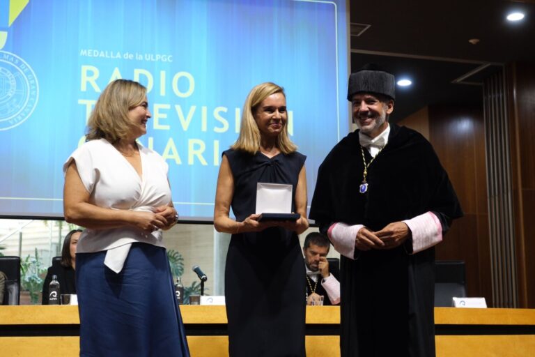 La ULPGC concede una medalla a RadioTelevisión Canaria en su 25 aniversario