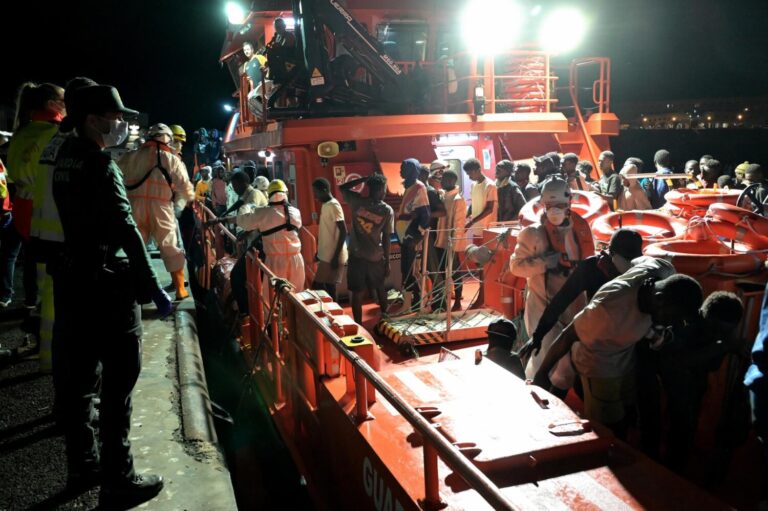 Llegan a Canarias 6 embarcaciones con 328 migrantes a bordo en las últimas horas