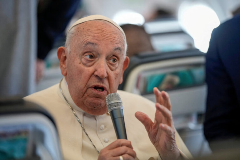 El papa pendiente del naufragio de El Hierro