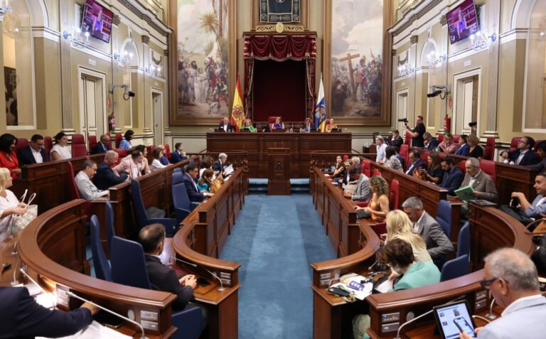 La Mesa del Parlamento de Canarias no acepta reponer la información sobre las dietas
