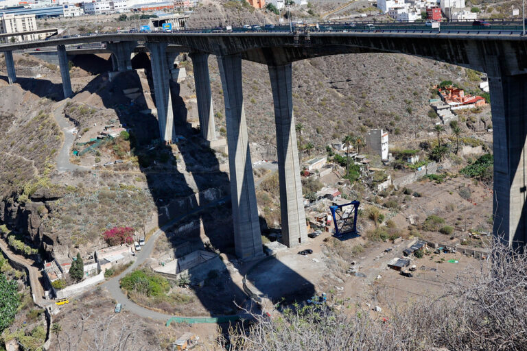 Un puntal de 25 toneladas de acero bajo el viaducto del Guiniguada para reforzar la estructura