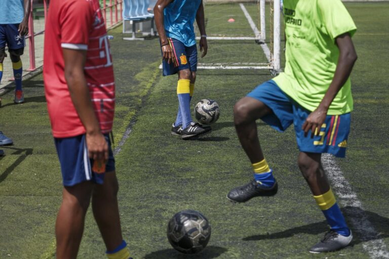 Siete mil equipaciones para los migrantes que juegan al fútbol en Canarias