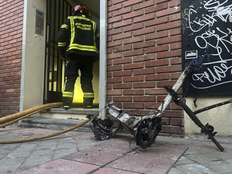17 heridos en un incendio en Madrid por un patinete eléctrico