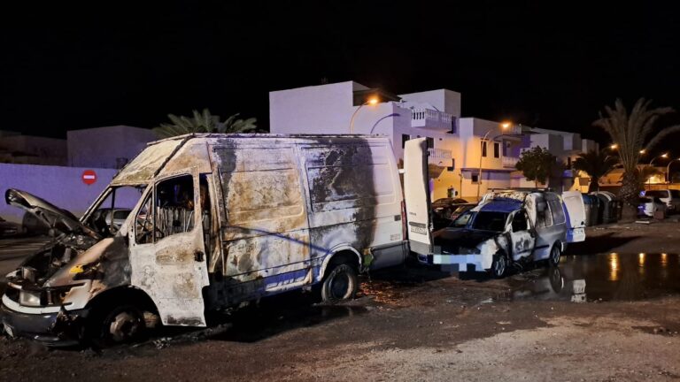 Arden dos vehículos en Arrecife