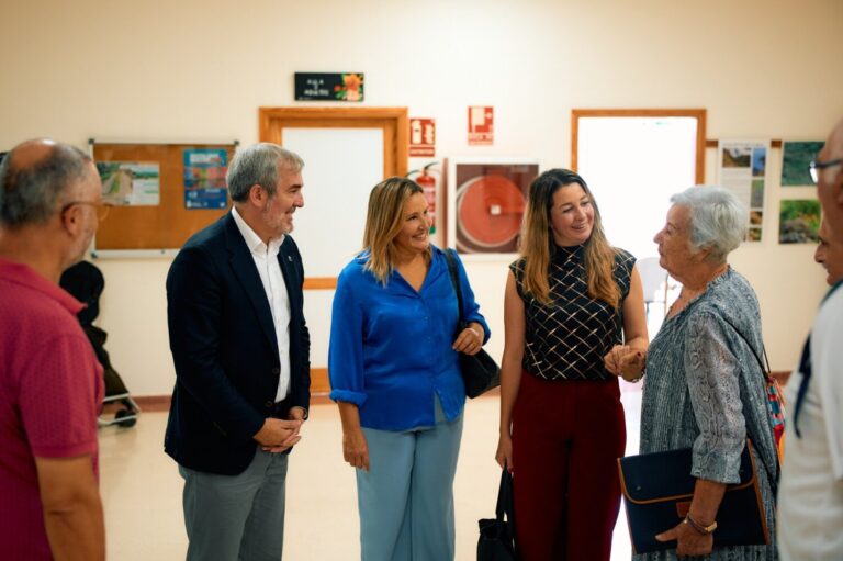 Clavijo resalta el esfuerzo del gobierno por adaptar la oferta de los centros de mayores