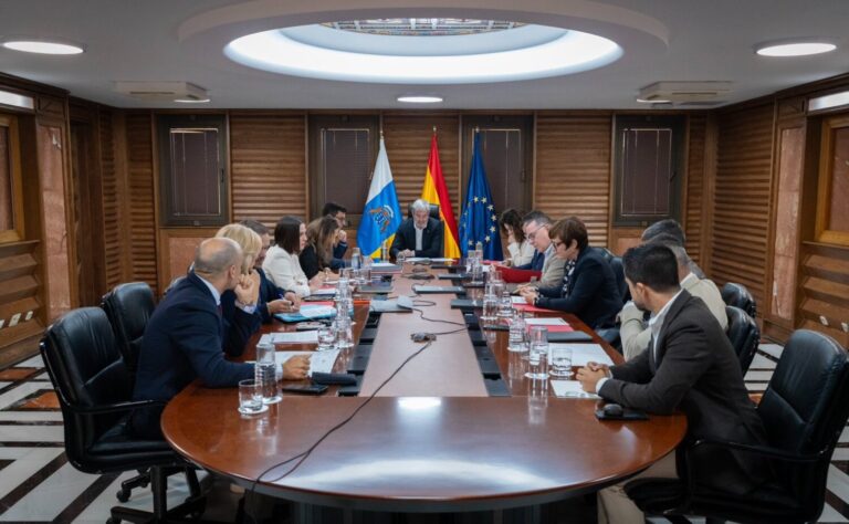Canarias pide al Estado que solicite ayuda de emergencia a la UE para la crisis migratoria