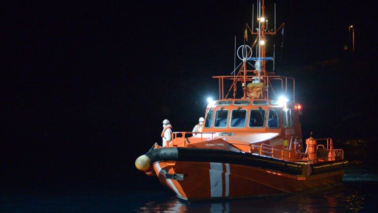 Llegan unas 300 personas a la isla de El Hierro en dos cayucos