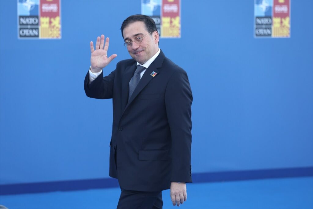 OTAN.- España quiere que la OTAN invite a la Vecindad Sur a cita ministerial antes de 2025BRUSELAS 12 Oct. (EUROPA PRESS) -España quiere que la OTAN invite a los países de la Vecindad Sur a una cita de ministros de Exteriores aliados antes de 2025, siguiendo el ejemplo de los países de Asia Pacífico que se han convertido en habituales de cumbres de la OTAN.El objetivo es que a la reunión de Exteriores de diciembre puedan acudir países socios del bloque militar y encuadrados en la iniciativa Diálogo Mediterráneo que reúne a Argelia, Egipto, Israel, Jordania, Mauritania, Marruecos y Túnez, explican fuentes aliadas.De esta lista de países, se trabajaría para que al menos unos cuantos puedan ser invitados, ya que dentro del grupo de países del Mediterráneo existen también diferencias en su grado de relación con la OTAN, con Jordania y Mauritania a la cabeza en su trato con la organización militar.De esta forma, Madrid quiere empujar que el diálogo impulsado los últimos años con socios externos a la OTAN se acelere también en el caso de los vecinos del Mediterráneo, uno de los objetivos que se marca también el nuevo secretario general de la OTAN, Mark Rutte, y que encaja con la nueva estrategia para la Vecindad Sur acordada en la cumbre de Washington.Hasta ahora el sistema de partenariado con terceros países se ha desarrollado especialmente con los países del área Asia-Pacífico. Esto es Japón, Corea del Sur, Australia y Nueva Zelanda, países que han participado en las últimas cumbre de líderes y son invitados a ministeriales.Esto responde al creciente interés de Washington en una región marcada por el auge militar de China, al que la OTAN no considera una amenaza pero sí observa con cierto recelo. En su última cumbre ya se refirió a Pekín como un reto a su seguridad, en especial por facilitar la agresión rusa en Ucrania.Es por ello que ahora España aspira a que se replique este esquema para redoblar el diálogo político con los vecinos del Mediterráneo pero también con organizaciones regionales como la Unión Africana, La Liga Árabe o el Consejo de Cooperación del Golfo para tener mayor cooperación en una región con amenazas de seguridad para el área euroatlántica y donde cada vez gana mayor influencia Moscú.Para avanzar en este objetivo, España espera tener de aliado al representante especial de la Alianza para la Vecindad Sur, un cargo de nuevo cuño para el que la OTAN ha designado al diplomático español Javier Colomina.Fuentes aliadas explican que Colomina ya tuvo un primer encuentro en los cuarteles generales de la OTAN con los representantes de los aliados en el que quedó clara su intención de aumentar el contacto político con los países de la iniciativa mediterránea.Colomina ya tuvo a mediados de septiembre un primer encuentro en los cuarteles generales de la OTAN con los representantes de los aliados en el que quedó clara su intención de aumentar el contacto político con los países de la iniciativa mediterránea.