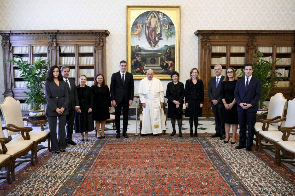 El presidente del Gobierno, Pedro Sánchez, el Papa Francisco y la embajadora española en el Vaticano, Isabel Celaá (a la izquierda del papa) durante una audiencia en la Biblioteca Apostólica del Vaticano, a 11 de octubre de 2024, en Ciudad del Vaticano