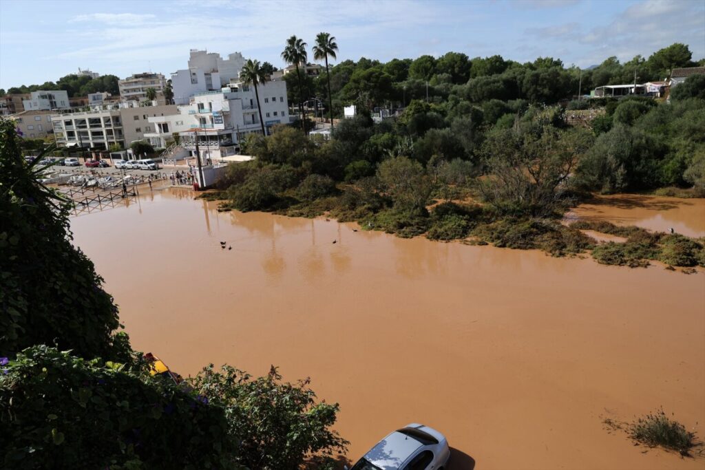 Las lluvias han provocado el desbordamiento del torrente de Porto Cristo, que ha sufrido una crecida en la desembocadura provocando incidencias y arrastrando varios coches. Además, como consecuencia de las lluvias, continúan cortadas las carreteras del camino de Bendrís (Ma3321), Riuet de Porto Cristo, carretera Manacor a Cales de Mallorca y el torrente de Cala Murada. Isaac Buj / Europa Press 28/10/2024